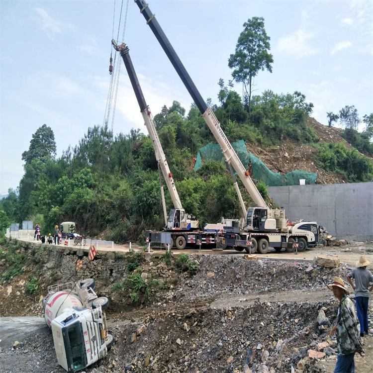 郧西汽车掉沟里叫吊车救援要多少钱